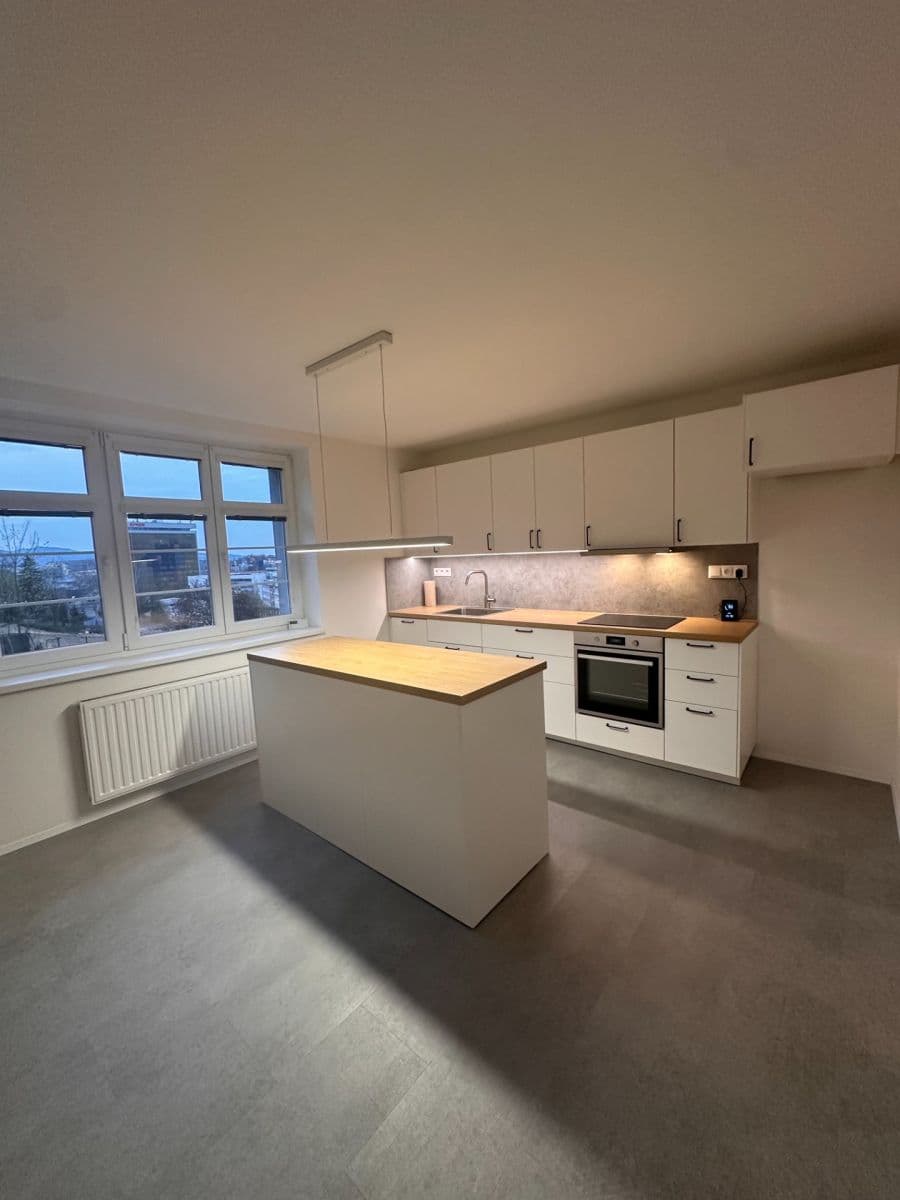 Prenájom bytu 3-izbový 100 m², Na Perštýně, Liberec, Liberecký kraj Prenájom bytu 3-izbový 100 m², Na Perštýně, Liberec, Liberecký kraj