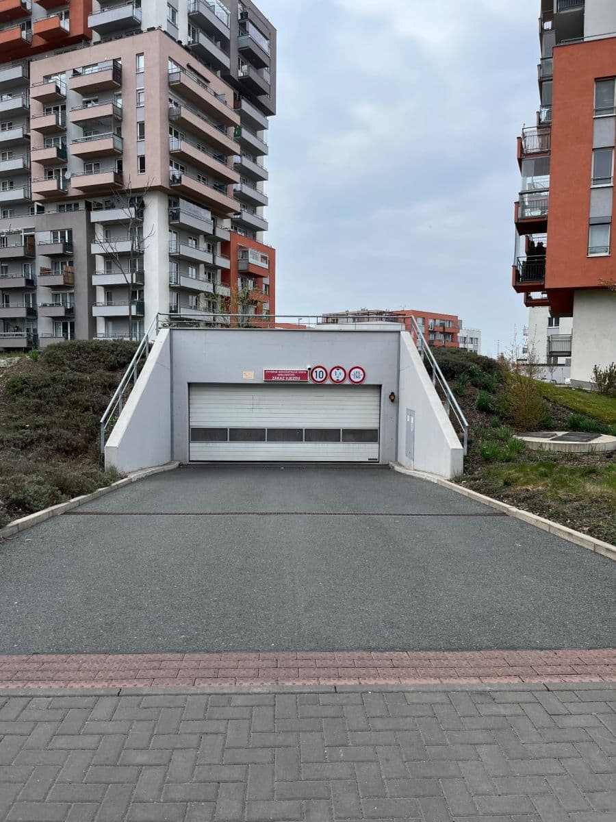 Prenájom garáže 12 m², Hlučkova, Praha, Praha Prenájom garáže 12 m², Hlučkova, Praha, Praha