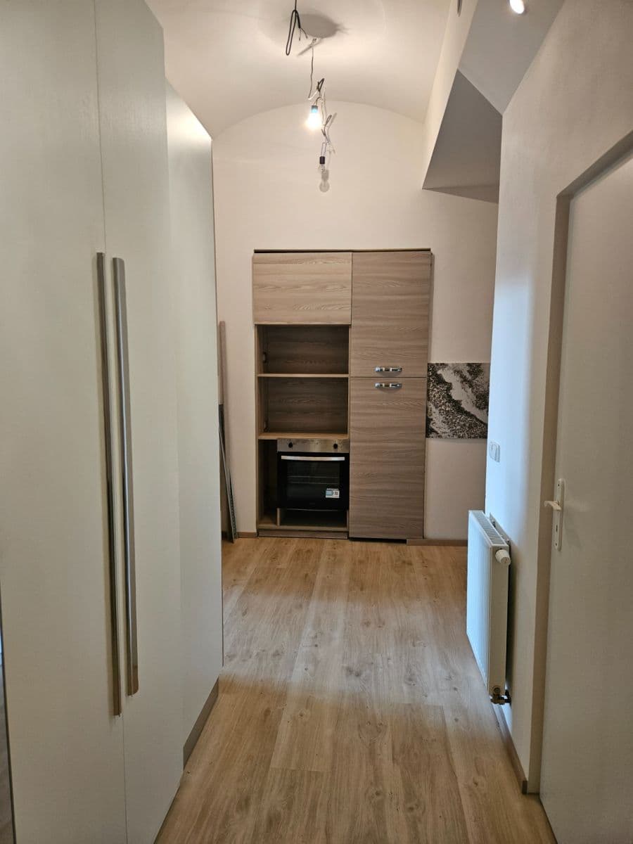 Prenájom bytu 3-izbový 97 m², Šubertova, Praha, Praha Prenájom bytu 3-izbový 97 m², Šubertova, Praha, Praha