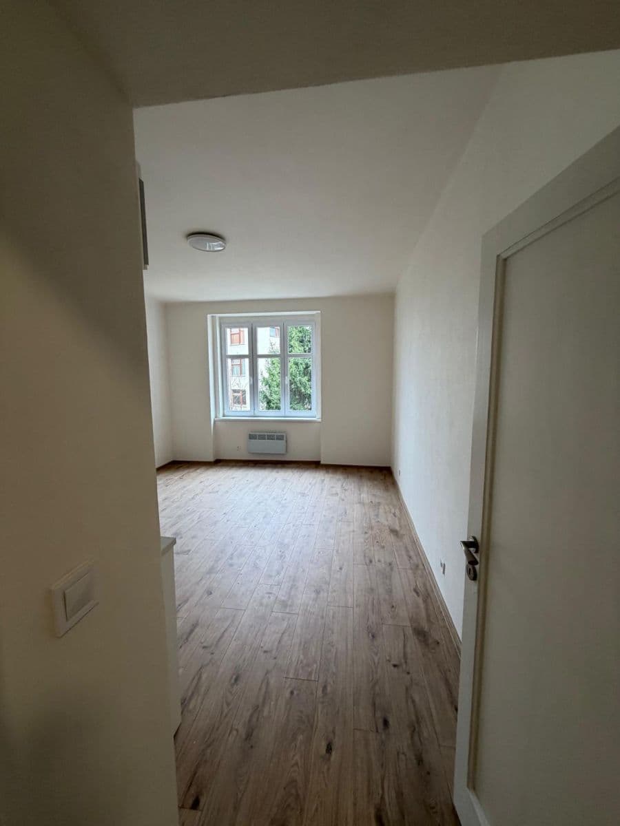 Prenájom bytu 2-izbový 56 m², 28. pluku, Praha, Praha Prenájom bytu 2-izbový 56 m², 28. pluku, Praha, Praha