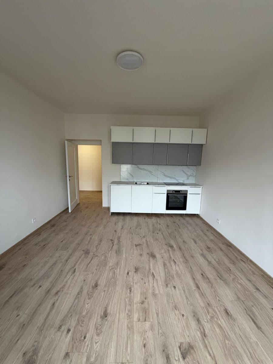 Prenájom bytu 2-izbový 56 m², 28. pluku, Praha, Praha Prenájom bytu 2-izbový 56 m², 28. pluku, Praha, Praha