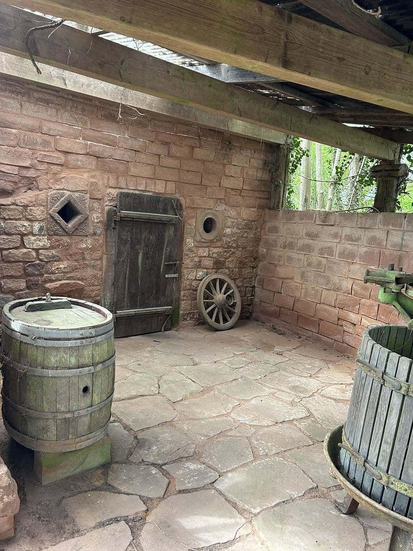 Predaj domu 250 m², pozemek 8.000 m², In der Schorbach 1c, Waldfischbach-Burgalben, Porýnie-Falcko Predaj domu 250 m², pozemek 8.000 m², In der Schorbach 1c, Waldfischbach-Burgalben, Porýnie-Falcko