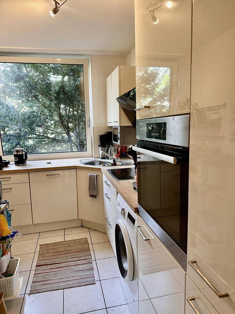 Prenájom bytu 4-izbový 105 m², Nesselrodestr. 18 b, Köln, Severné Porýnie - Westfálsko Prenájom bytu 4-izbový 105 m², Nesselrodestr. 18 b, Köln, Severné Porýnie - Westfálsko