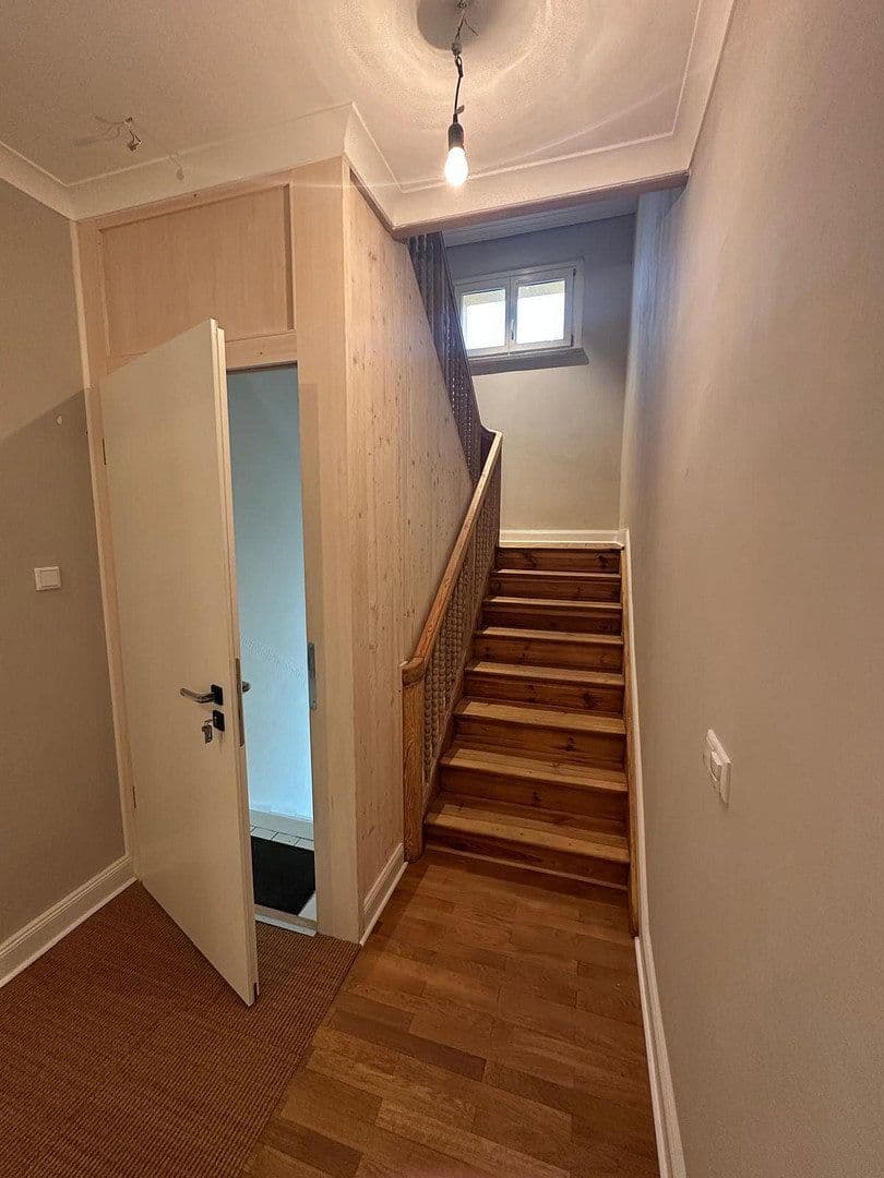 Prenájom bytu 4-izbový 123 m², Lessingstraße 6, Hermsdorf, Durínsko Prenájom bytu 4-izbový 123 m², Lessingstraße 6, Hermsdorf, Durínsko