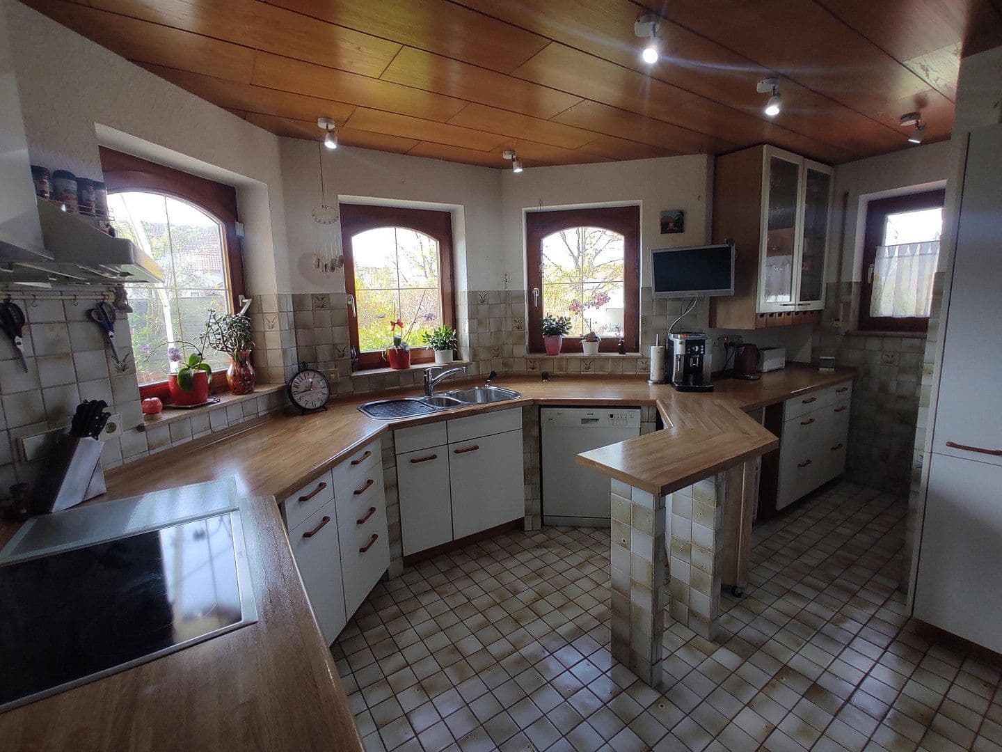 Predaj domu 330 m², pozemek 939 m², Kirchheim unter Teck, Bádensko-Wurttembersko Predaj domu 330 m², pozemek 939 m², Kirchheim unter Teck, Bádensko-Wurttembersko