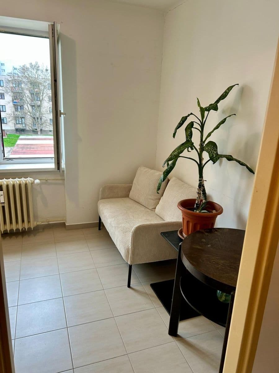 Prenájom bytu 1-izbový 35 m², Na Okrouhlíku, Pardubice, Pardubický kraj Prenájom bytu 1-izbový 35 m², Na Okrouhlíku, Pardubice, Pardubický kraj