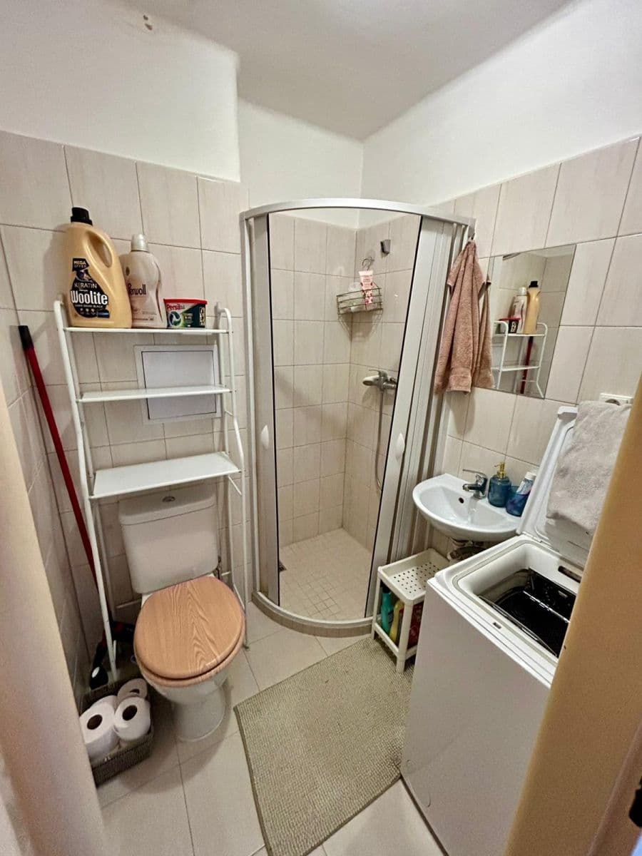 Prenájom bytu 1-izbový 35 m², Na Okrouhlíku, Pardubice, Pardubický kraj Prenájom bytu 1-izbový 35 m², Na Okrouhlíku, Pardubice, Pardubický kraj