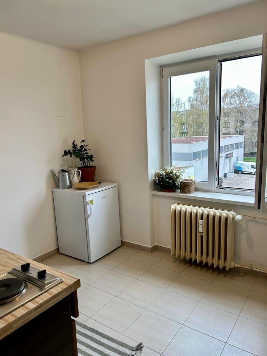 Prenájom bytu 1-izbový 35 m², Na Okrouhlíku, Pardubice, Pardubický kraj Prenájom bytu 1-izbový 35 m², Na Okrouhlíku, Pardubice, Pardubický kraj