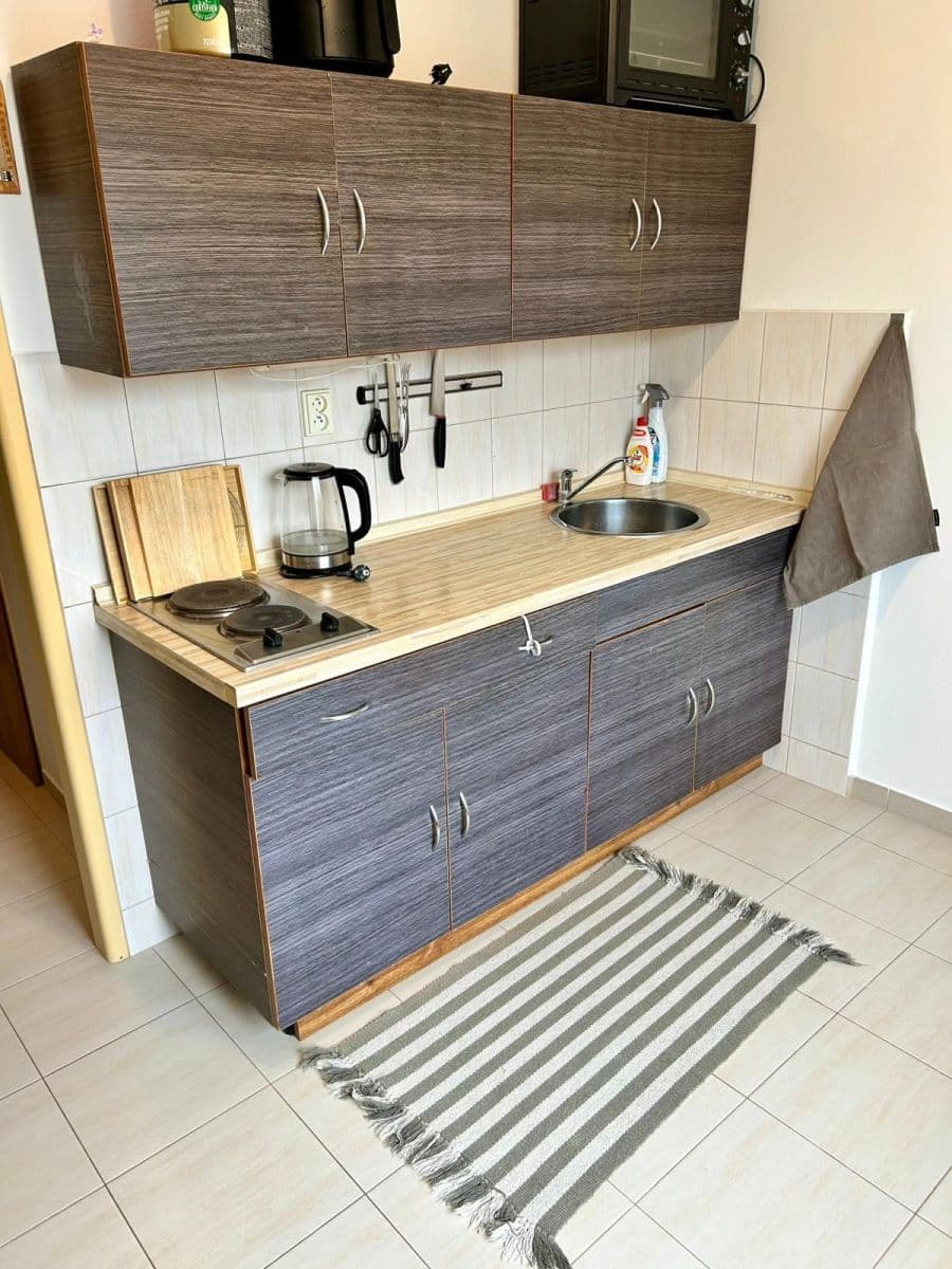 Prenájom bytu 1-izbový 35 m², Na Okrouhlíku, Pardubice, Pardubický kraj Prenájom bytu 1-izbový 35 m², Na Okrouhlíku, Pardubice, Pardubický kraj