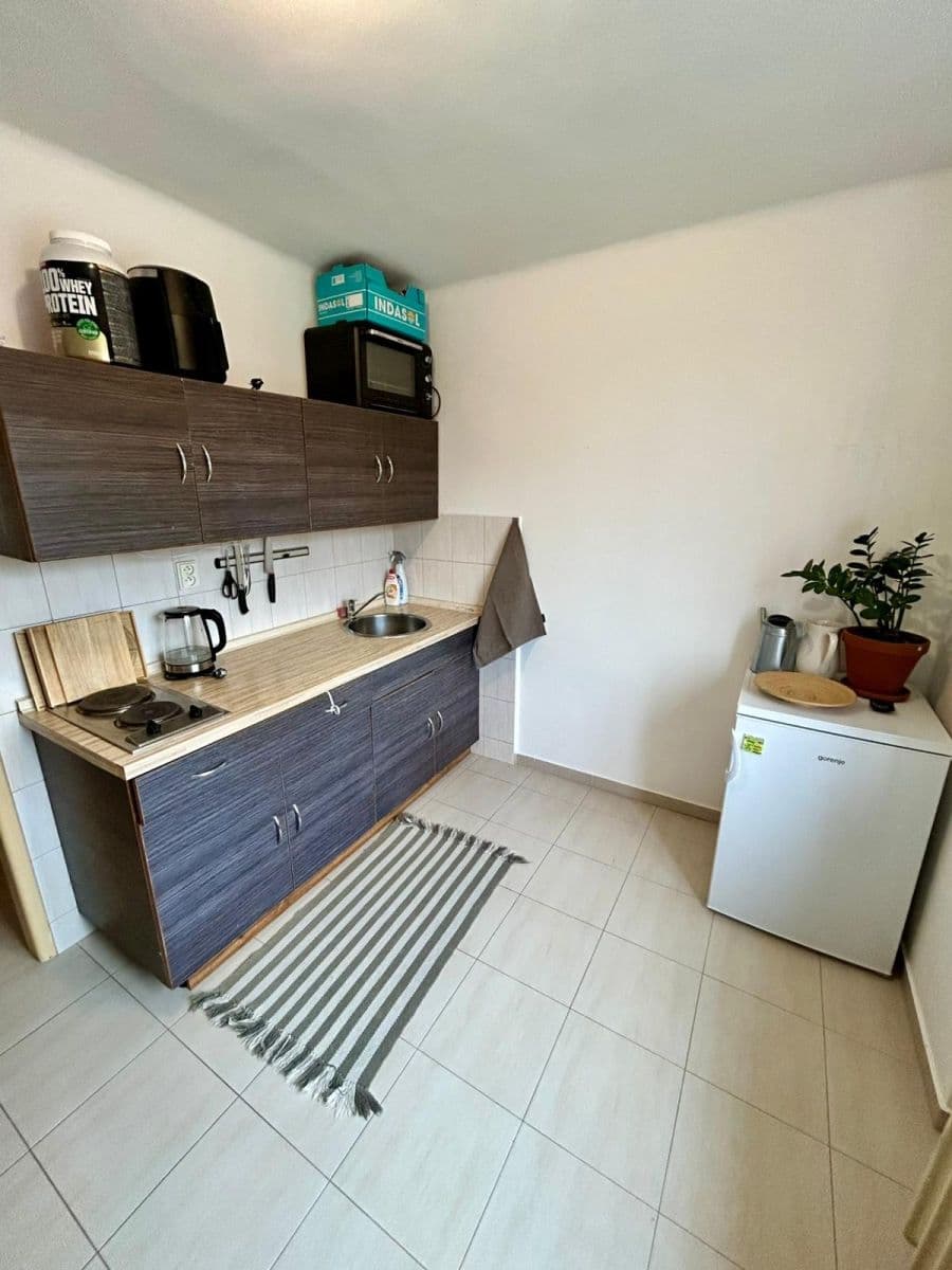 Prenájom bytu 1-izbový 35 m², Na Okrouhlíku, Pardubice, Pardubický kraj Prenájom bytu 1-izbový 35 m², Na Okrouhlíku, Pardubice, Pardubický kraj