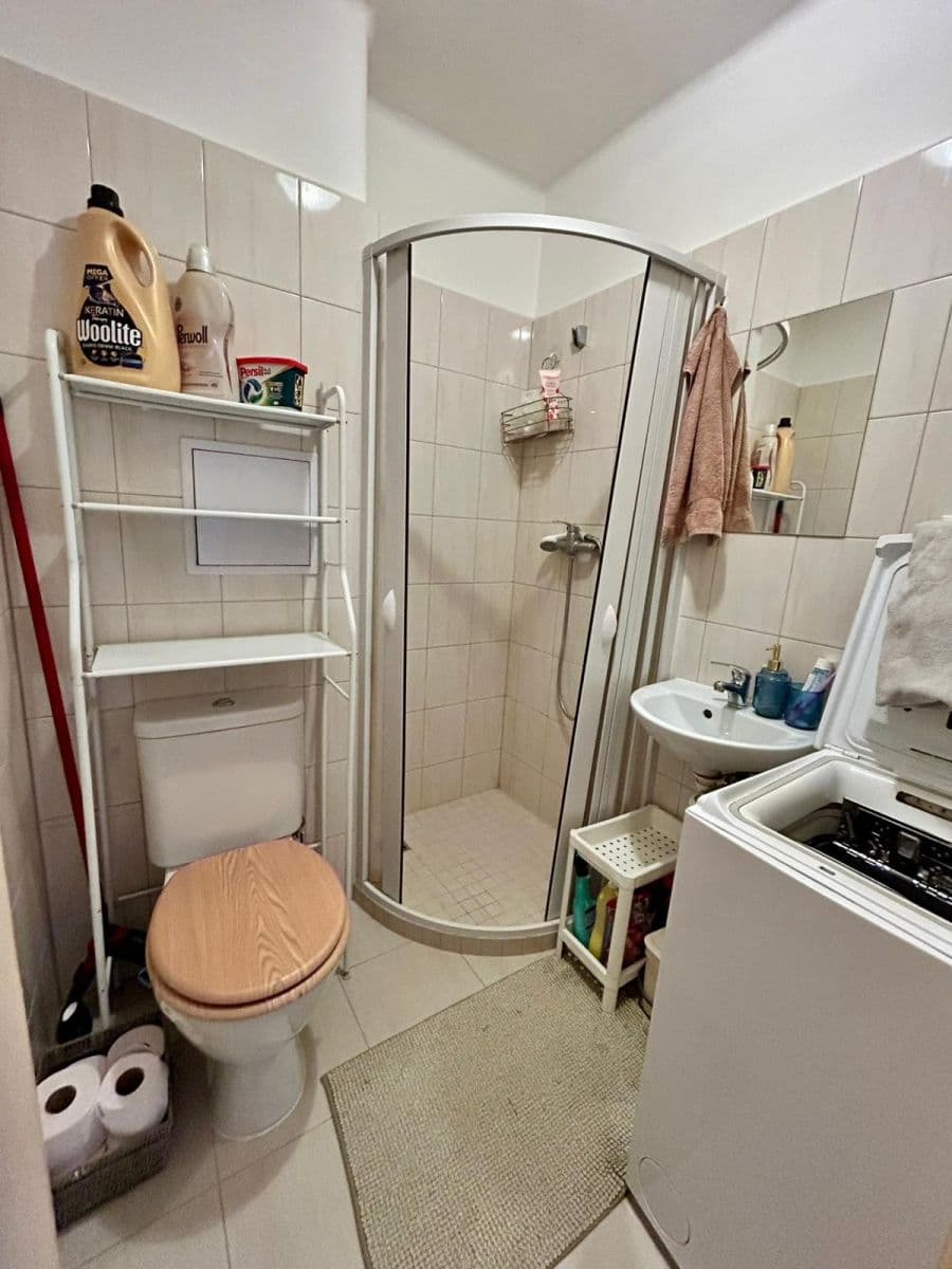 Prenájom bytu 1-izbový 35 m², Na Okrouhlíku, Pardubice, Pardubický kraj Prenájom bytu 1-izbový 35 m², Na Okrouhlíku, Pardubice, Pardubický kraj