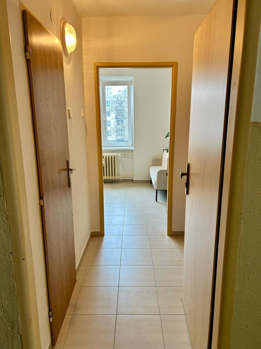 Prenájom bytu 1-izbový 35 m², Na Okrouhlíku, Pardubice, Pardubický kraj Prenájom bytu 1-izbový 35 m², Na Okrouhlíku, Pardubice, Pardubický kraj