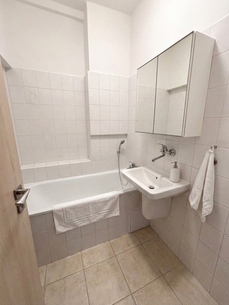 Predaj bytu 3-izbový 77 m², Benešovo náměstí, Pardubice, Pardubický kraj Predaj bytu 3-izbový 77 m², Benešovo náměstí, Pardubice, Pardubický kraj