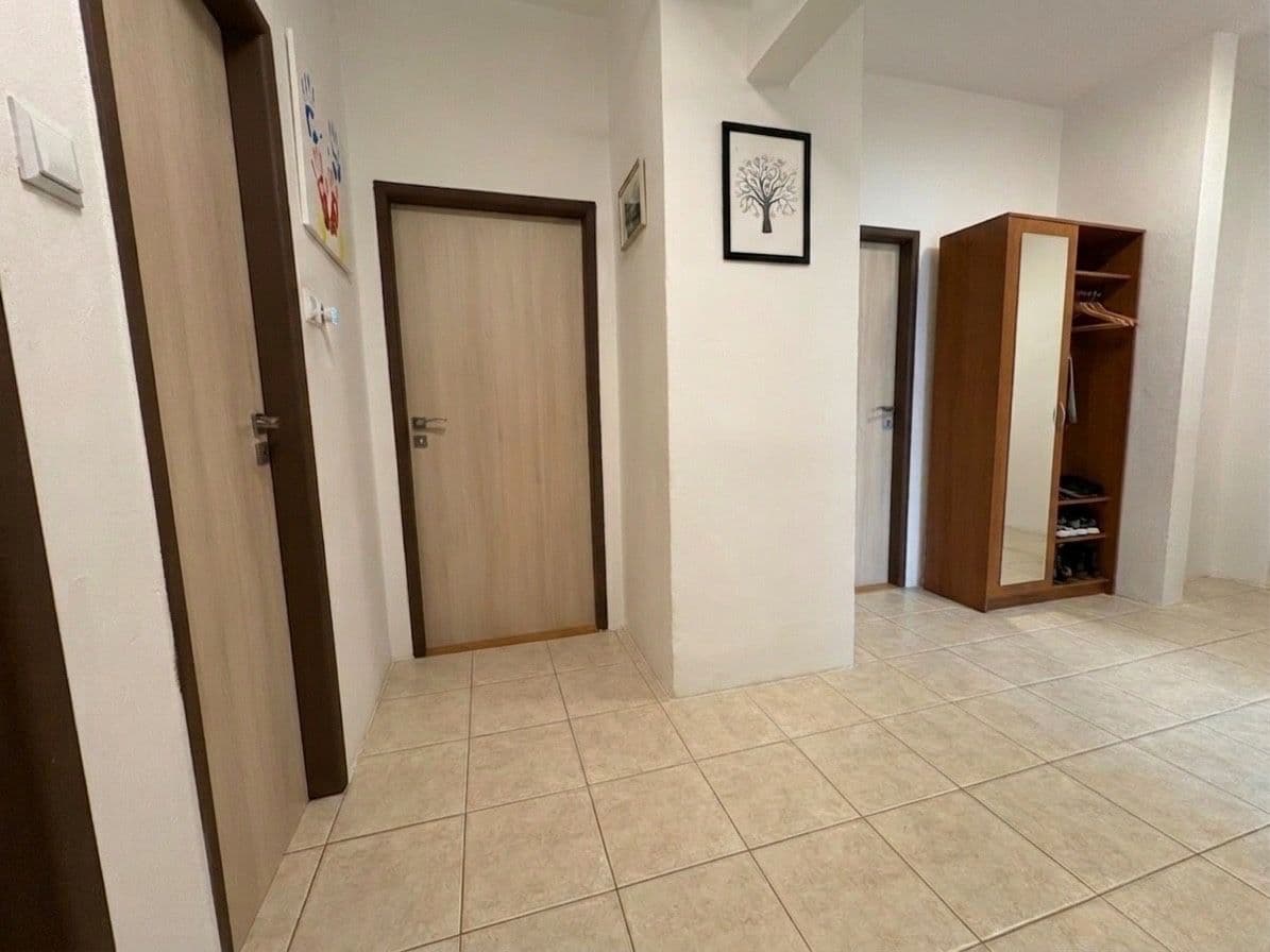 Predaj bytu 3-izbový 77 m², Benešovo náměstí, Pardubice, Pardubický kraj Predaj bytu 3-izbový 77 m², Benešovo náměstí, Pardubice, Pardubický kraj