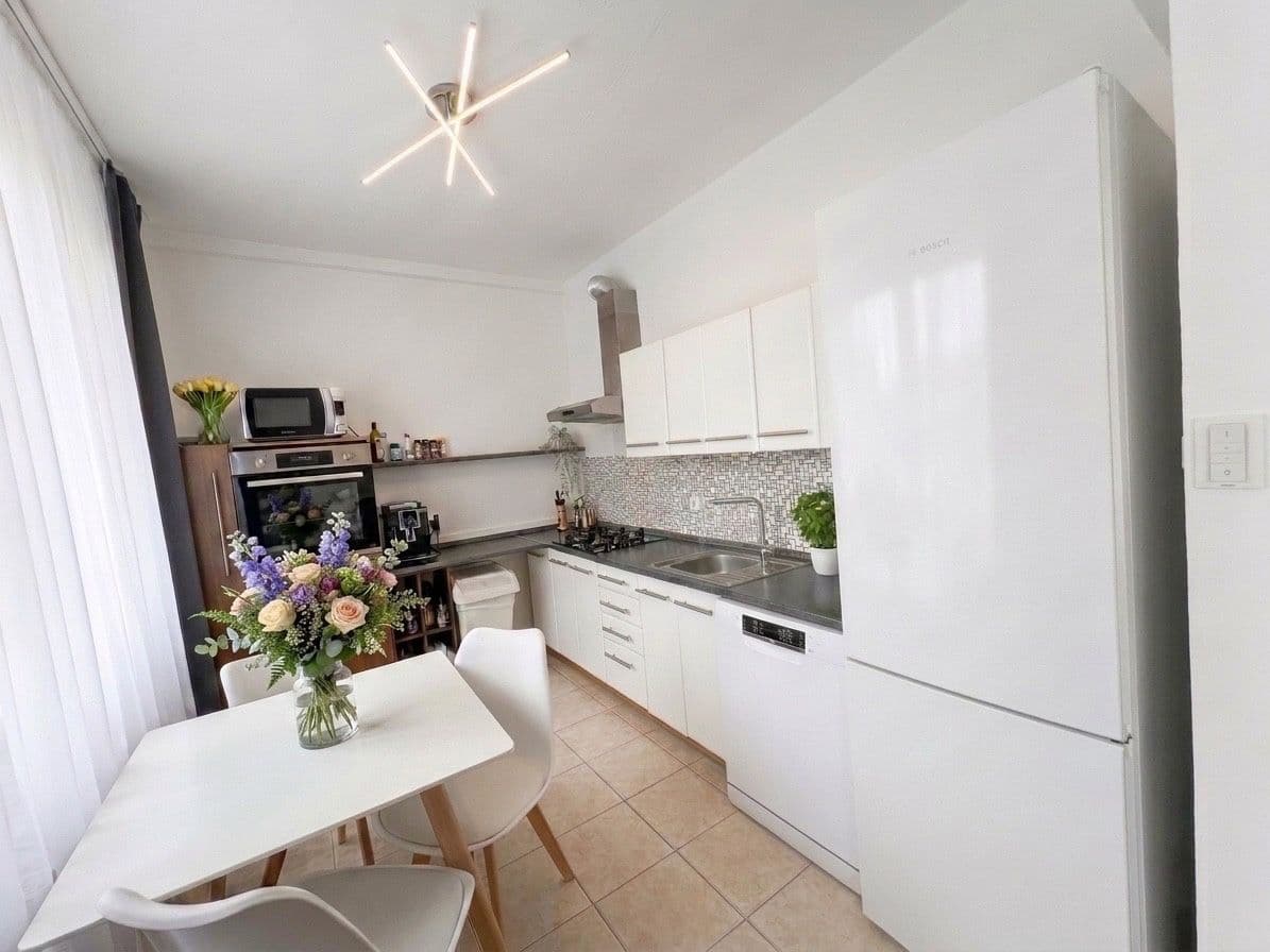 Predaj bytu 3-izbový 77 m², Benešovo náměstí, Pardubice, Pardubický kraj Predaj bytu 3-izbový 77 m², Benešovo náměstí, Pardubice, Pardubický kraj