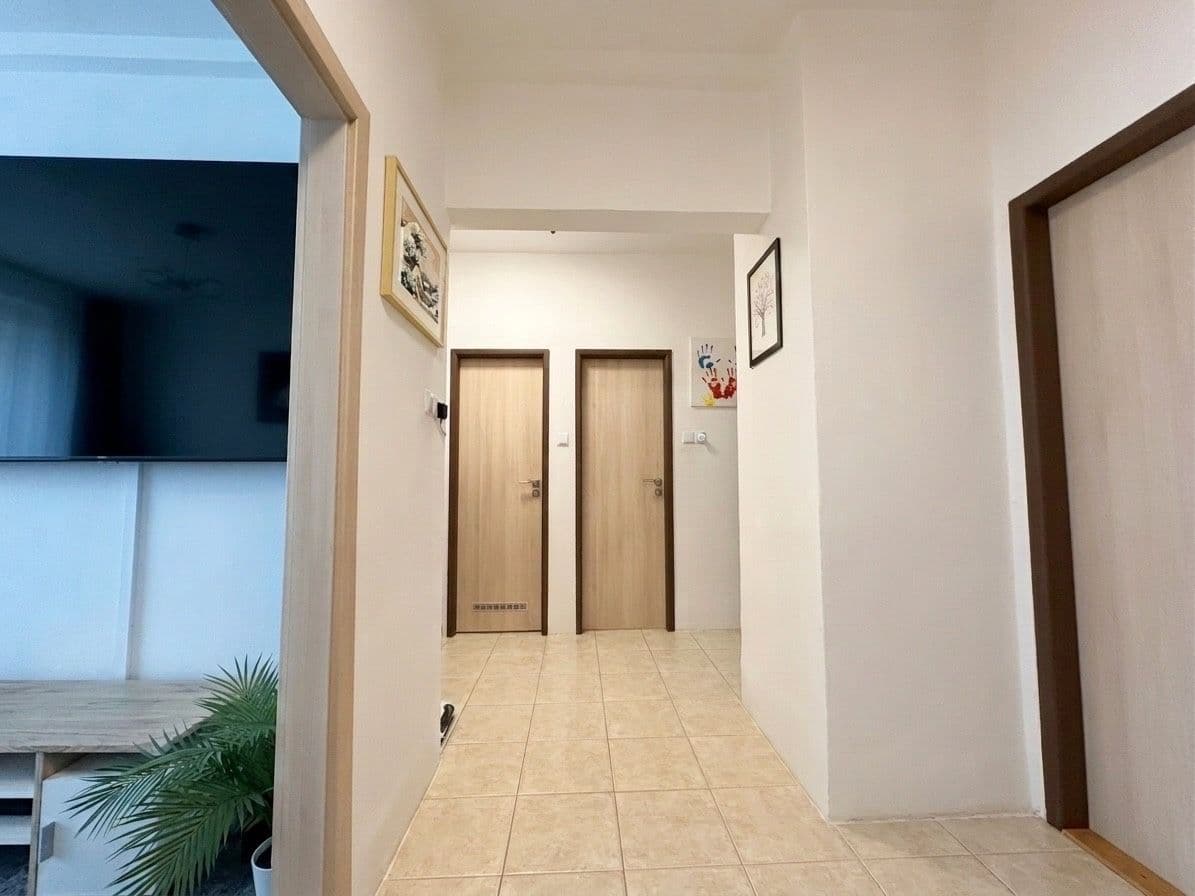 Predaj bytu 3-izbový 77 m², Benešovo náměstí, Pardubice, Pardubický kraj Predaj bytu 3-izbový 77 m², Benešovo náměstí, Pardubice, Pardubický kraj