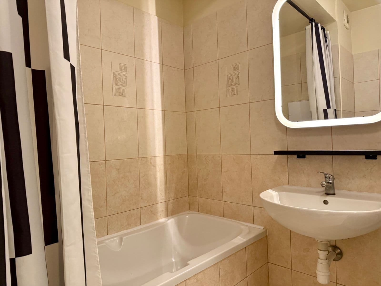 Prenájom bytu 1-izbový 30 m², Plzeňská, Praha, Praha Prenájom bytu 1-izbový 30 m², Plzeňská, Praha, Praha