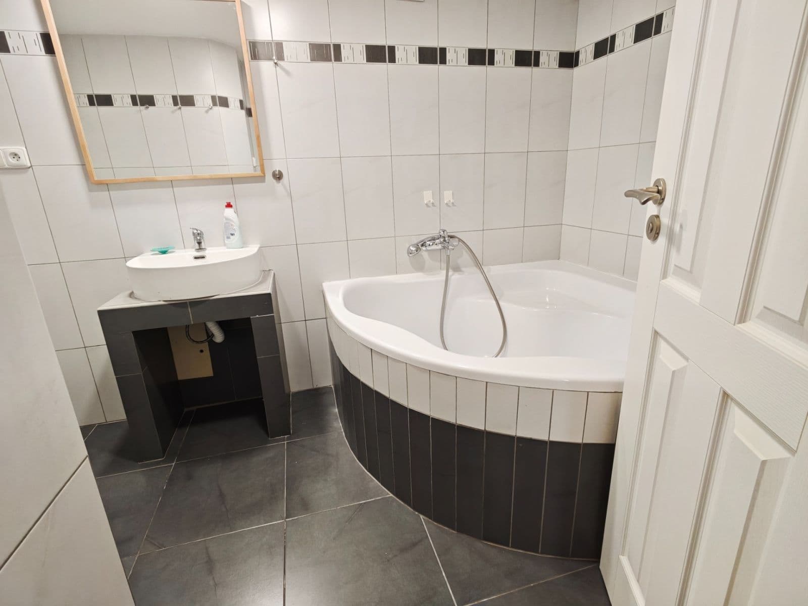 Prenájom bytu 1-izbový 29 m², Křížová, Praha, Praha Prenájom bytu 1-izbový 29 m², Křížová, Praha, Praha