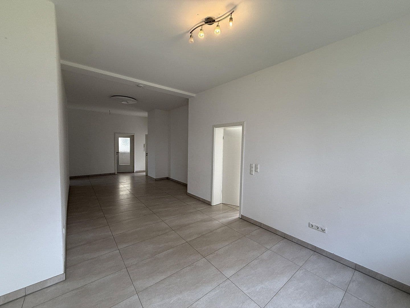 Prenájom bytu 3-izbový 90 m², Friesenstraße 8, Augsburg, Bavorsko Prenájom bytu 3-izbový 90 m², Friesenstraße 8, Augsburg, Bavorsko