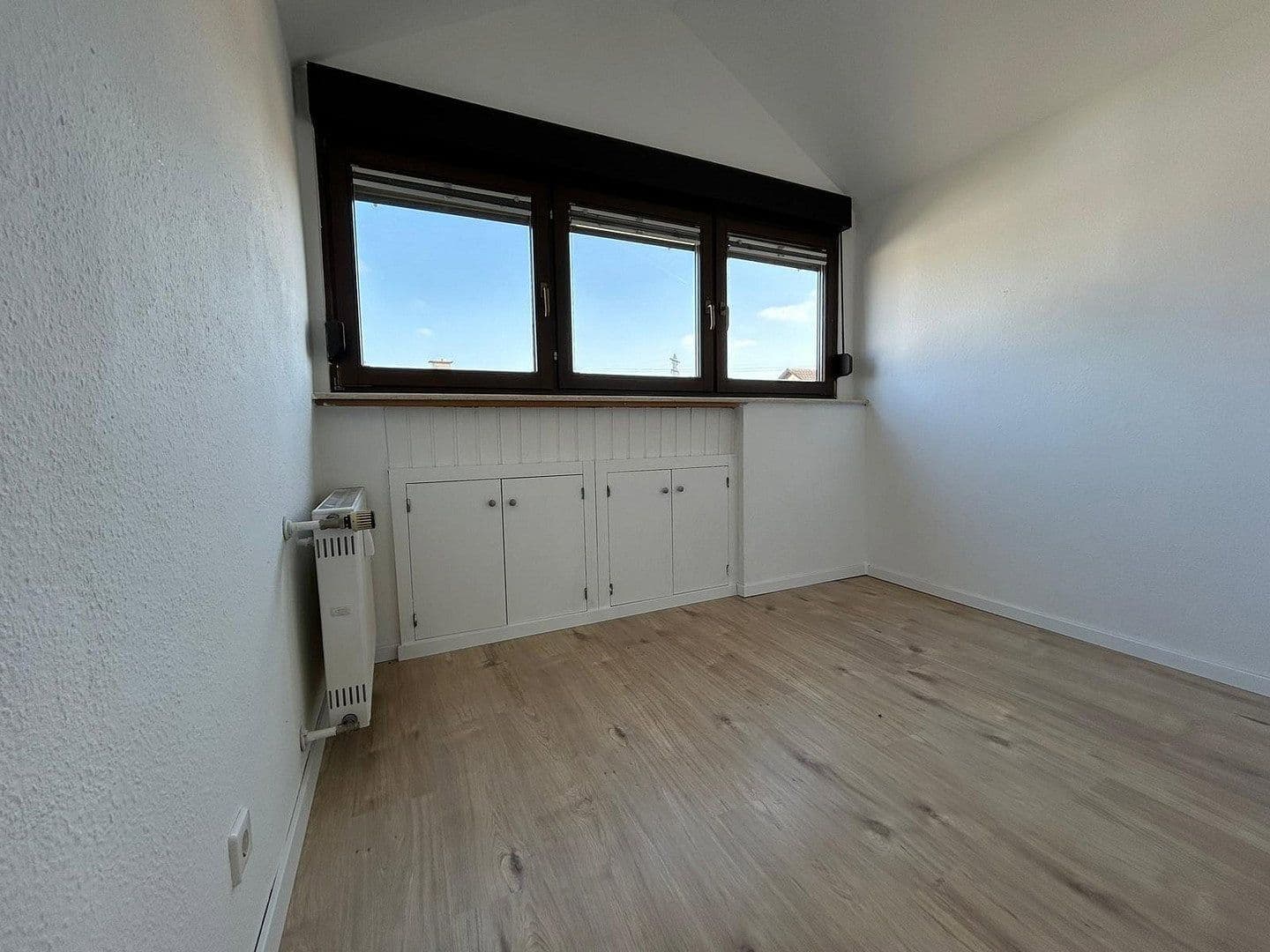 Prenájom bytu 3-izbový 74 m², Röngtenstr. 10, Karlsdorf-Neuthard, Bádensko-Wurttembersko Prenájom bytu 3-izbový 74 m², Röngtenstr. 10, Karlsdorf-Neuthard, Bádensko-Wurttembersko
