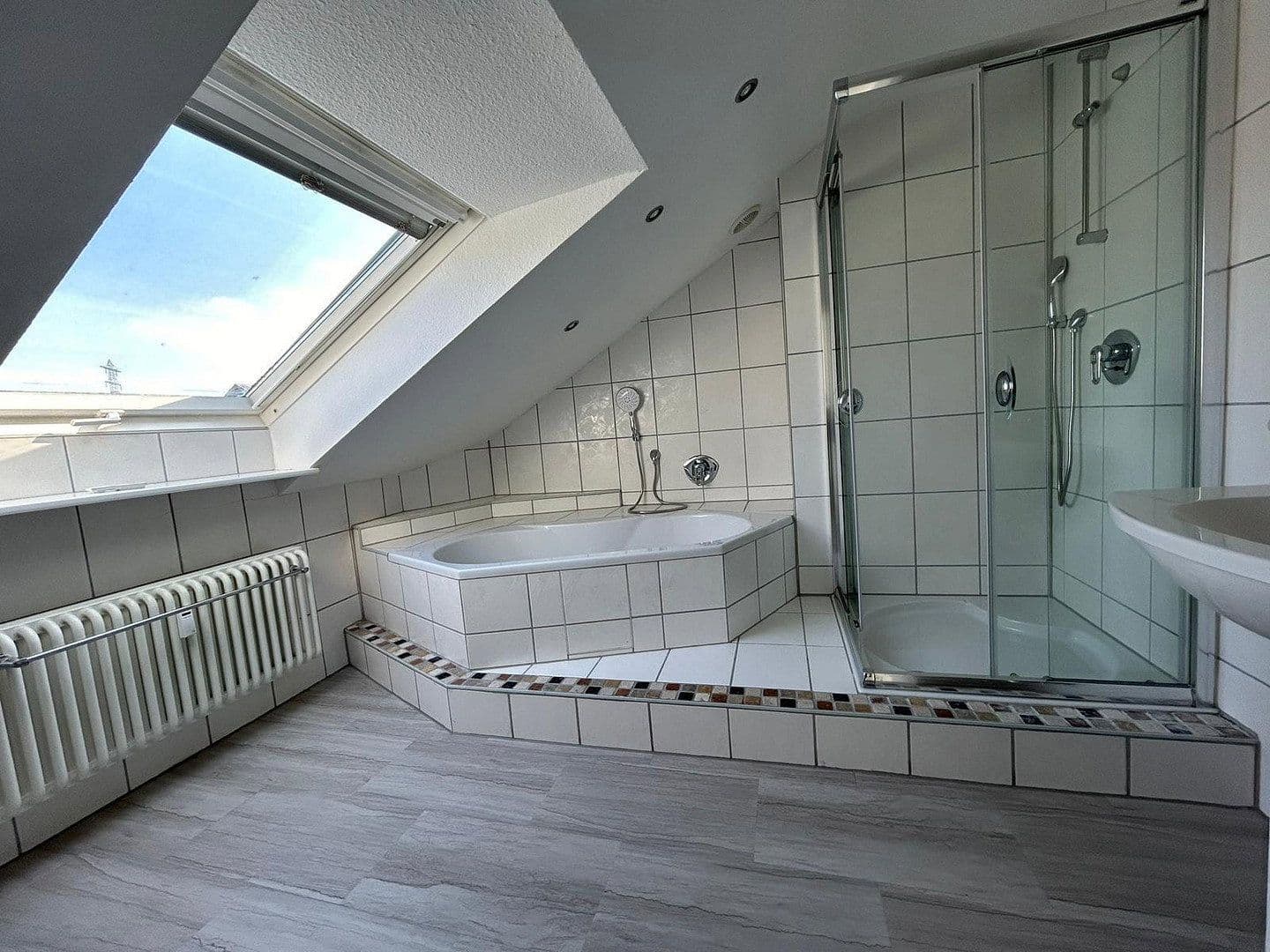 Prenájom bytu 3-izbový 74 m², Röngtenstr. 10, Karlsdorf-Neuthard, Bádensko-Wurttembersko Prenájom bytu 3-izbový 74 m², Röngtenstr. 10, Karlsdorf-Neuthard, Bádensko-Wurttembersko