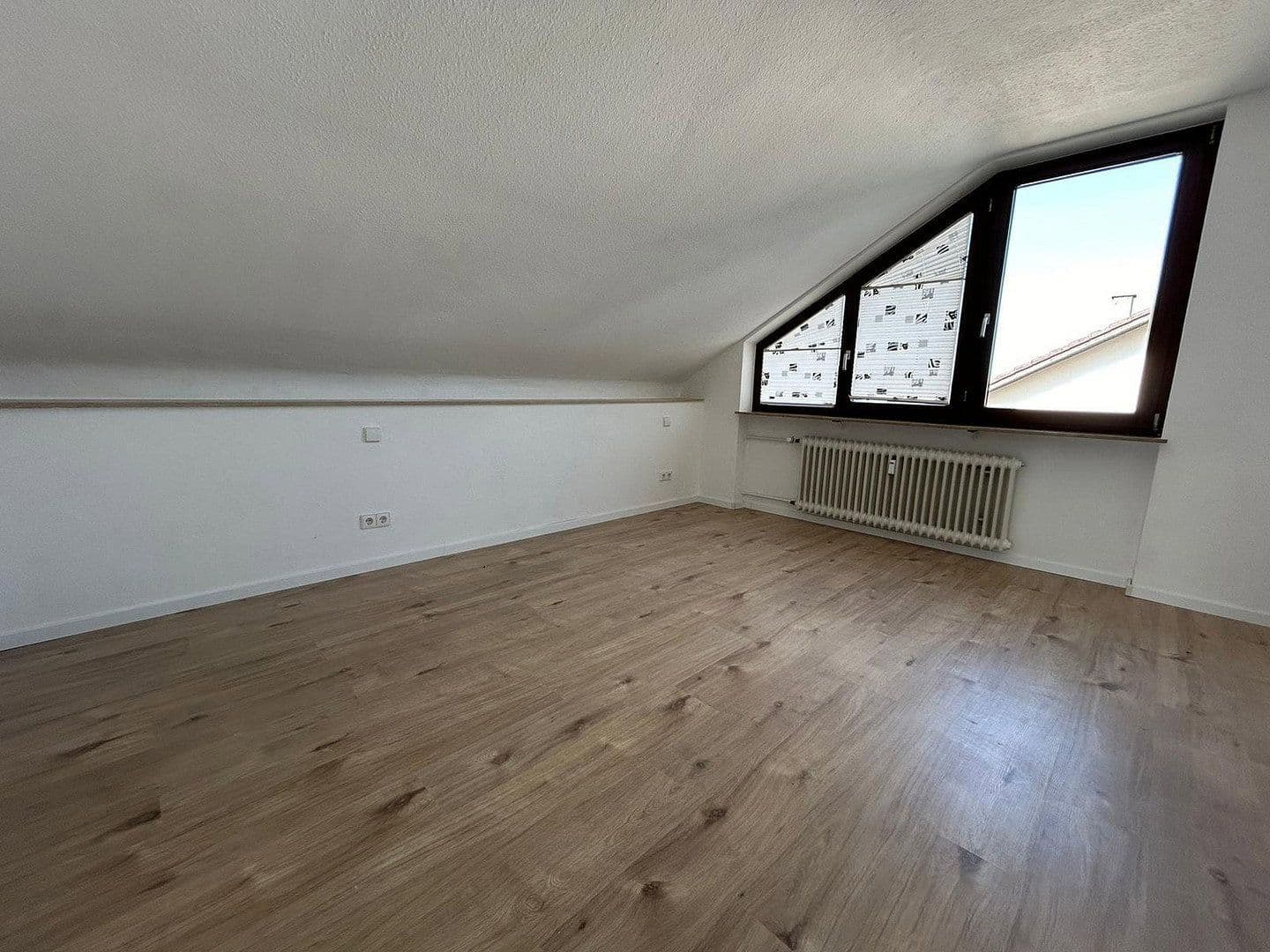 Prenájom bytu 3-izbový 74 m², Röngtenstr. 10, Karlsdorf-Neuthard, Bádensko-Wurttembersko Prenájom bytu 3-izbový 74 m², Röngtenstr. 10, Karlsdorf-Neuthard, Bádensko-Wurttembersko