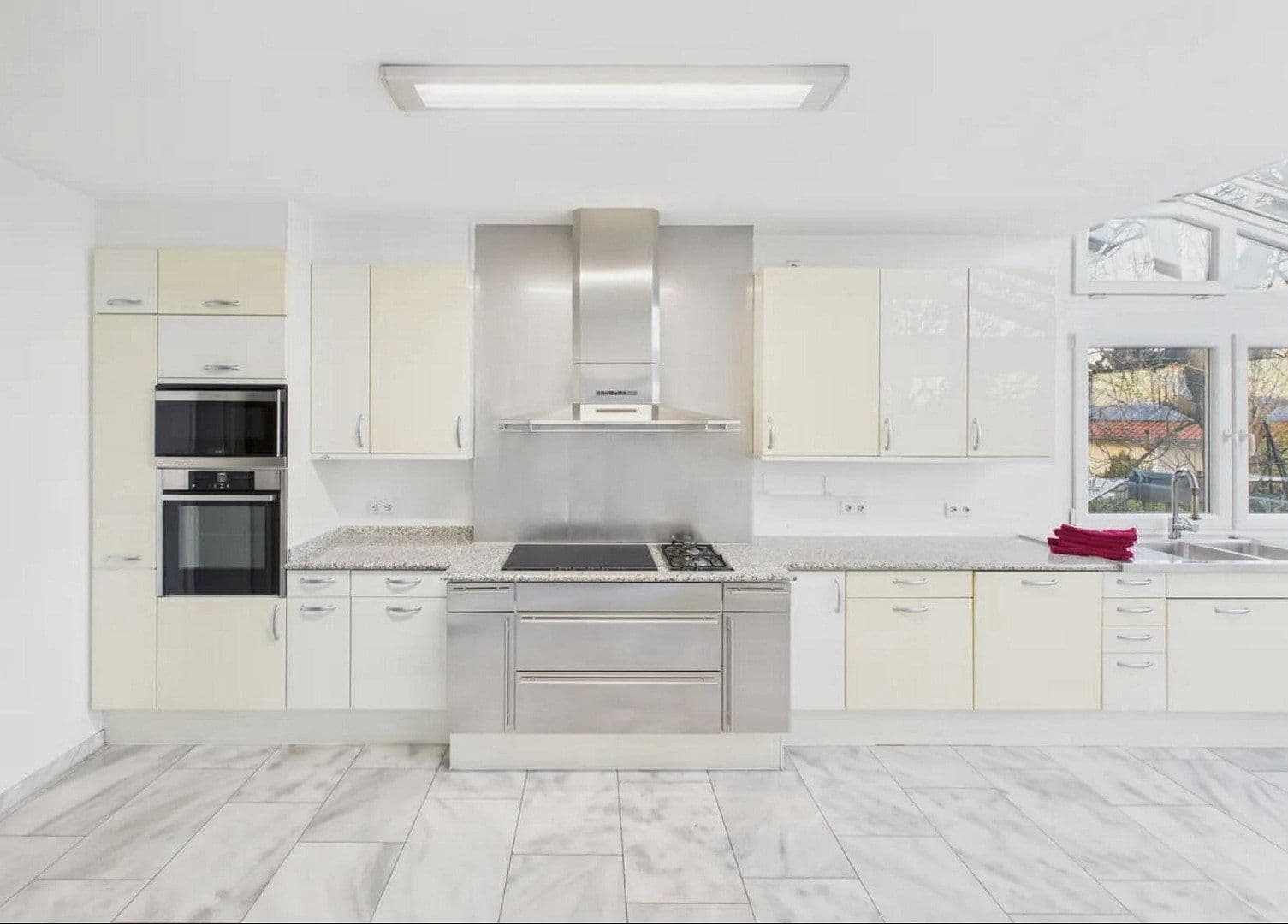 Predaj domu 520 m², pozemek 697 m², Fritz-Ulrich-Str. 105, Heilbronn, Bádensko-Wurttembersko Predaj domu 520 m², pozemek 697 m², Fritz-Ulrich-Str. 105, Heilbronn, Bádensko-Wurttembersko