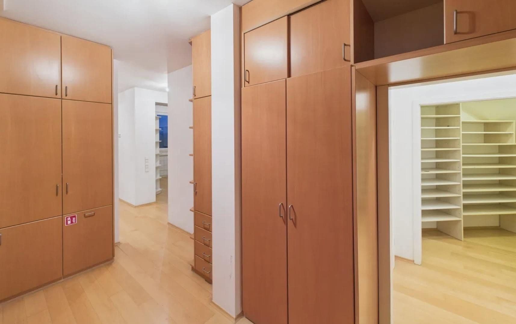 Predaj domu 520 m², pozemek 697 m², Fritz-Ulrich-Str. 105, Heilbronn, Bádensko-Wurttembersko Predaj domu 520 m², pozemek 697 m², Fritz-Ulrich-Str. 105, Heilbronn, Bádensko-Wurttembersko