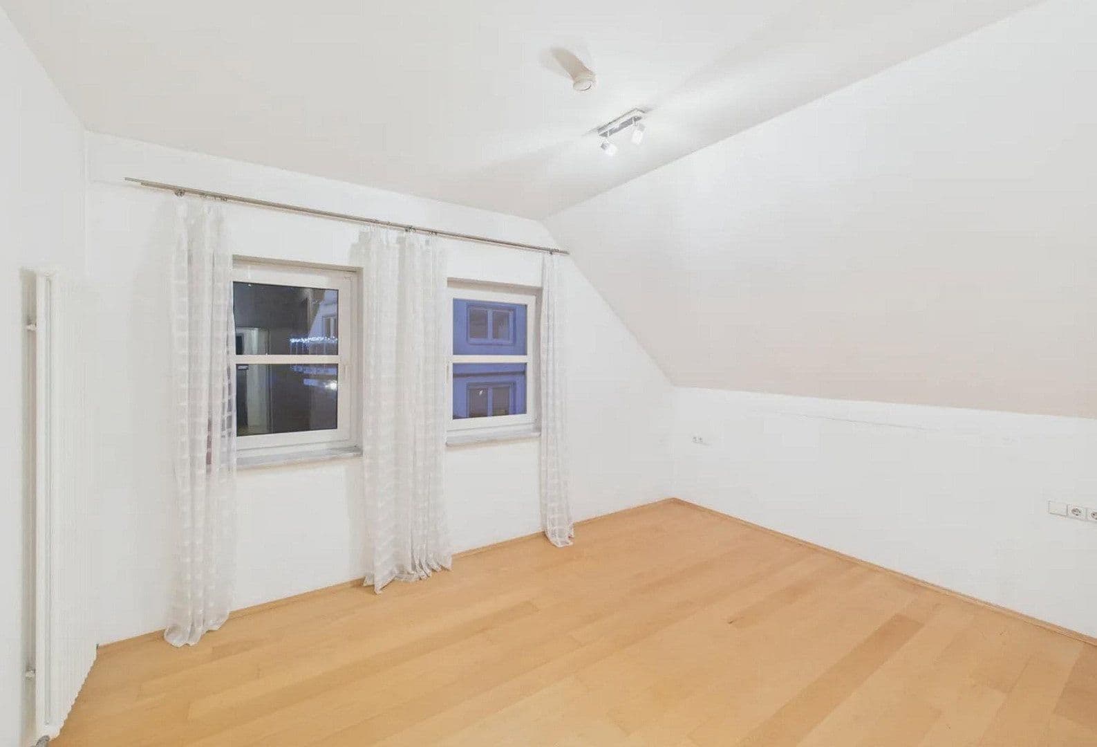 Predaj domu 520 m², pozemek 697 m², Fritz-Ulrich-Str. 105, Heilbronn, Bádensko-Wurttembersko Predaj domu 520 m², pozemek 697 m², Fritz-Ulrich-Str. 105, Heilbronn, Bádensko-Wurttembersko