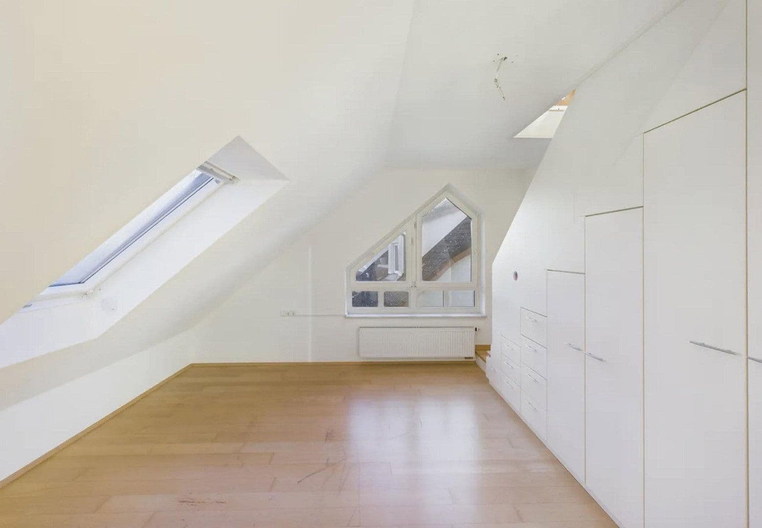Predaj domu 520 m², pozemek 697 m², Fritz-Ulrich-Str. 105, Heilbronn, Bádensko-Wurttembersko Predaj domu 520 m², pozemek 697 m², Fritz-Ulrich-Str. 105, Heilbronn, Bádensko-Wurttembersko