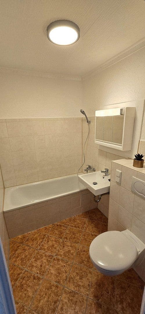 Prenájom bytu 3-izbový 63 m², Auerbachstr. 38, Gera, Durínsko Prenájom bytu 3-izbový 63 m², Auerbachstr. 38, Gera, Durínsko