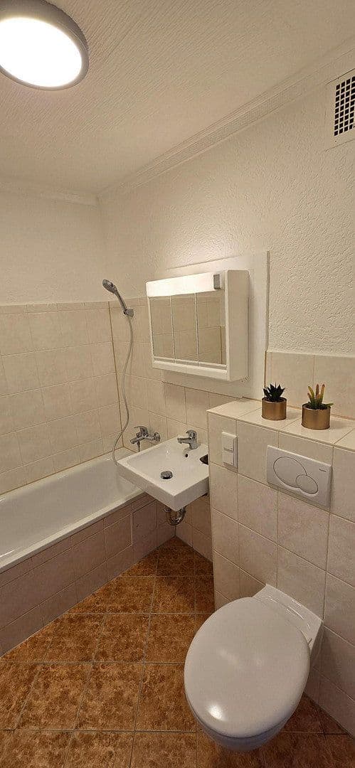 Prenájom bytu 3-izbový 63 m², Auerbachstr. 38, Gera, Durínsko Prenájom bytu 3-izbový 63 m², Auerbachstr. 38, Gera, Durínsko