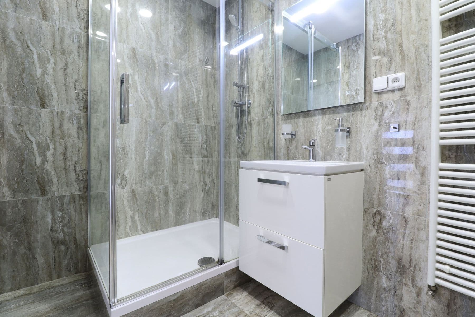 Prenájom bytu 3-izbový 75 m², Hyacintová, Praha, Praha Prenájom bytu 3-izbový 75 m², Hyacintová, Praha, Praha