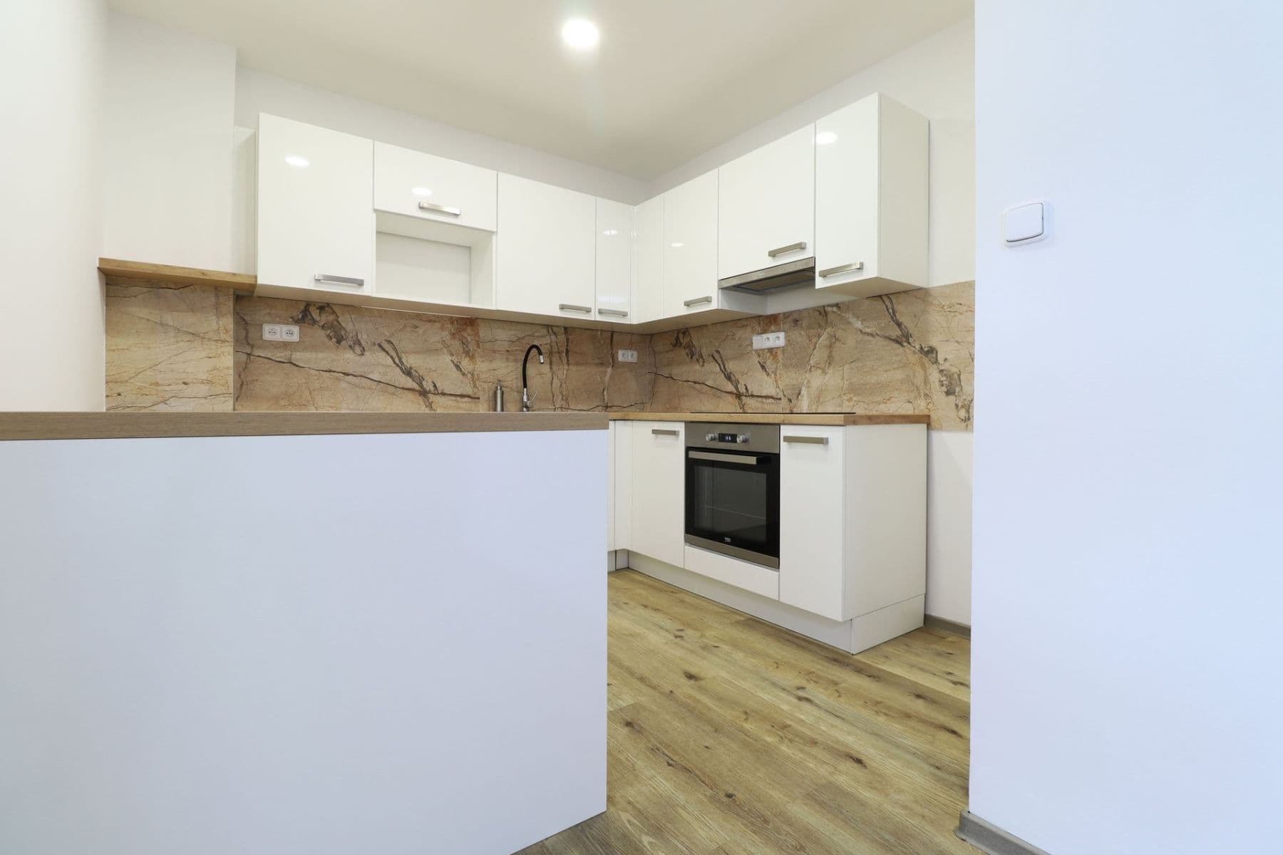 Prenájom bytu 3-izbový 75 m², Hyacintová, Praha, Praha Prenájom bytu 3-izbový 75 m², Hyacintová, Praha, Praha