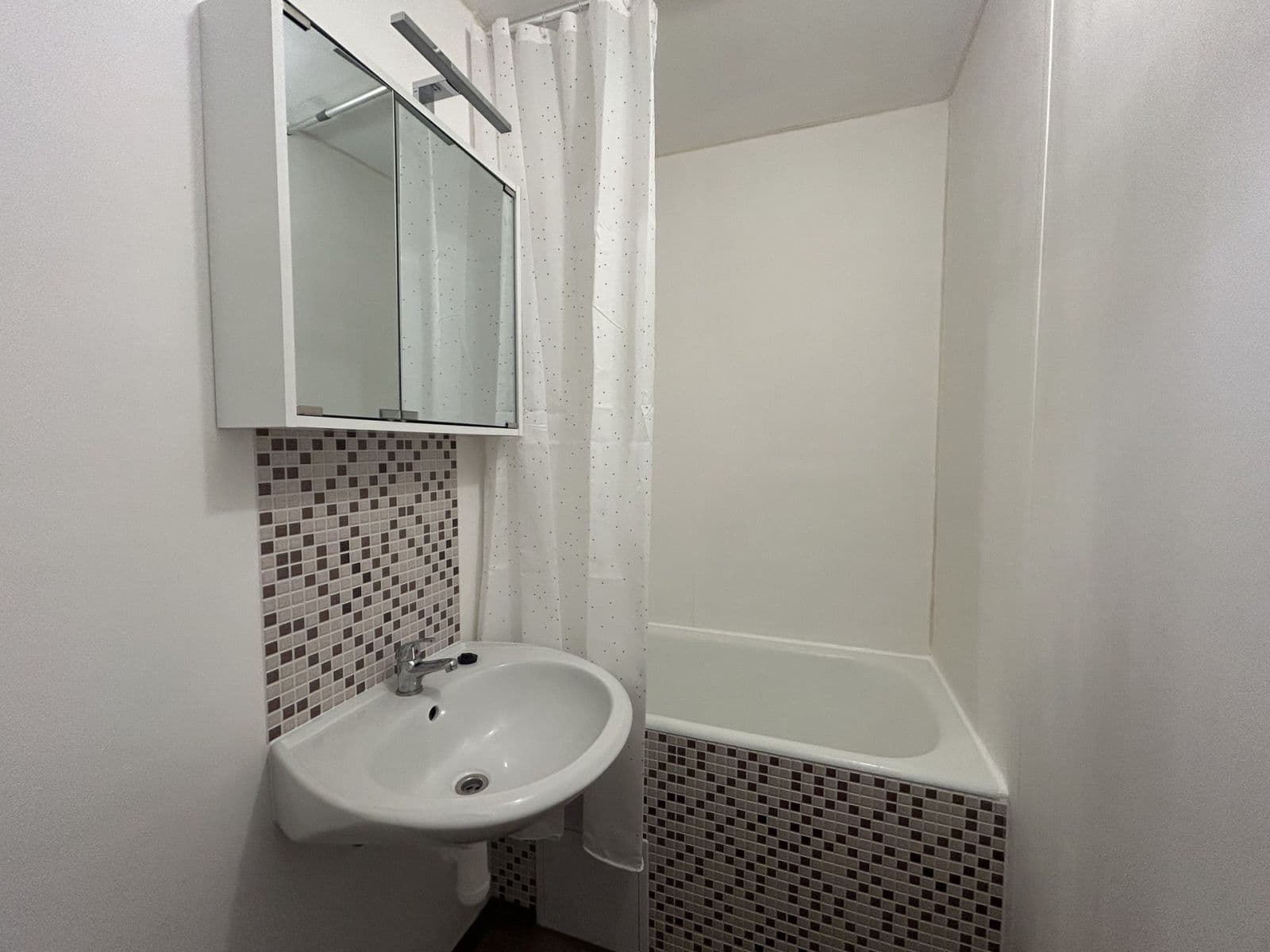 Prenájom bytu 1-izbový 34 m², Křivenická, Praha, Praha Prenájom bytu 1-izbový 34 m², Křivenická, Praha, Praha