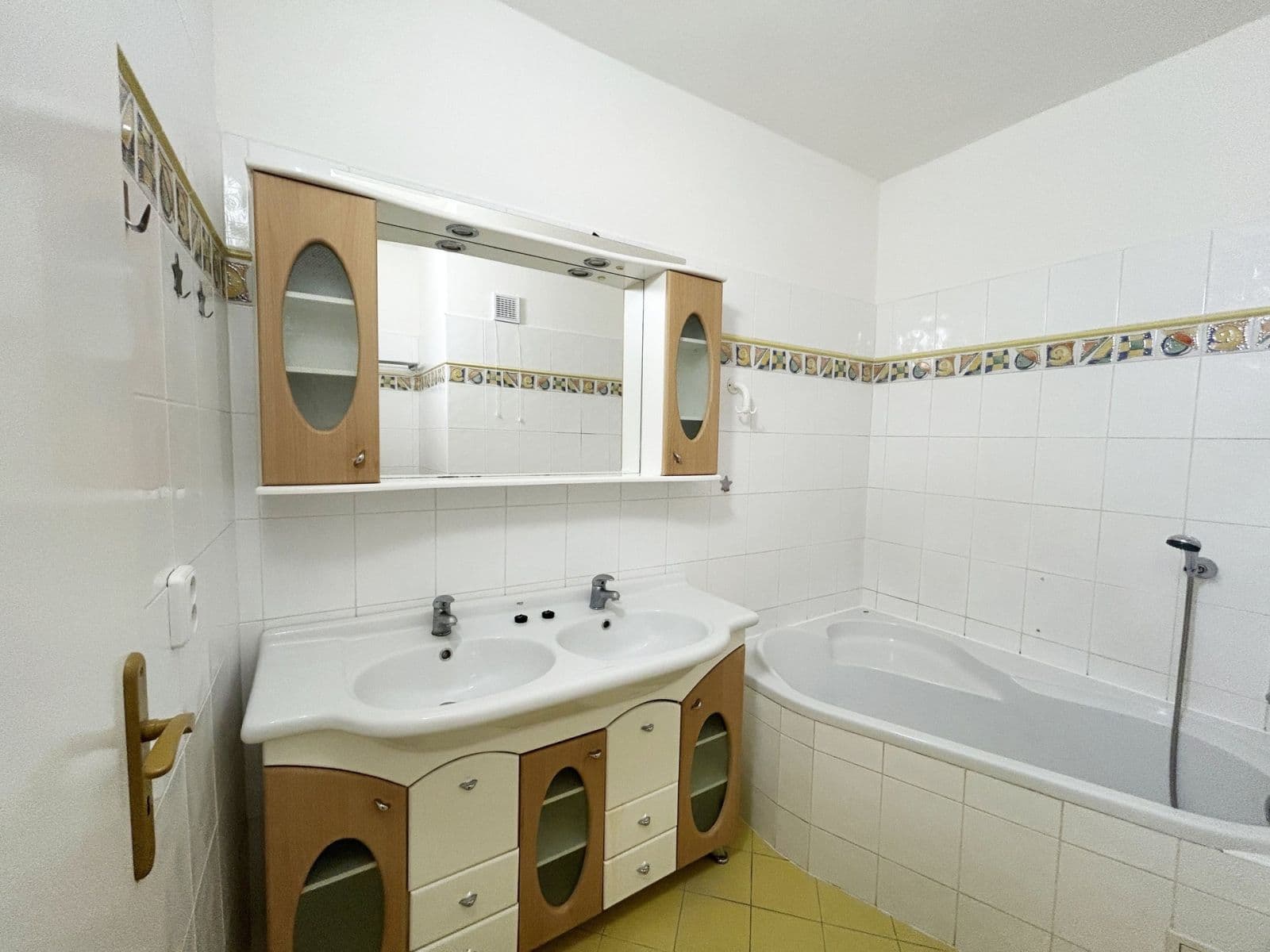 Prenájom bytu 3-izbový 84 m², Roháčova, Český Brod, Středočeský kraj Prenájom bytu 3-izbový 84 m², Roháčova, Český Brod, Středočeský kraj