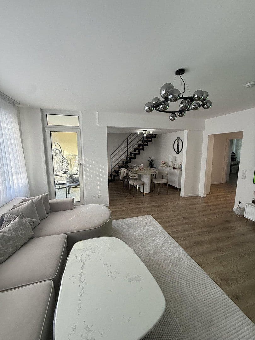 Prenájom bytu 5-izbový 125 m², Nosthoffenstraße 53, Düsseldorf, Severné Porýnie - Westfálsko Prenájom bytu 5-izbový 125 m², Nosthoffenstraße 53, Düsseldorf, Severné Porýnie - Westfálsko