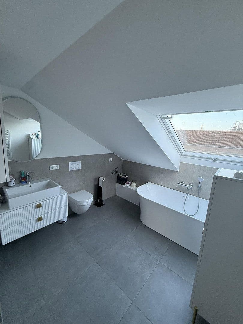 Prenájom bytu 5-izbový 125 m², Nosthoffenstraße 53, Düsseldorf, Severné Porýnie - Westfálsko Prenájom bytu 5-izbový 125 m², Nosthoffenstraße 53, Düsseldorf, Severné Porýnie - Westfálsko