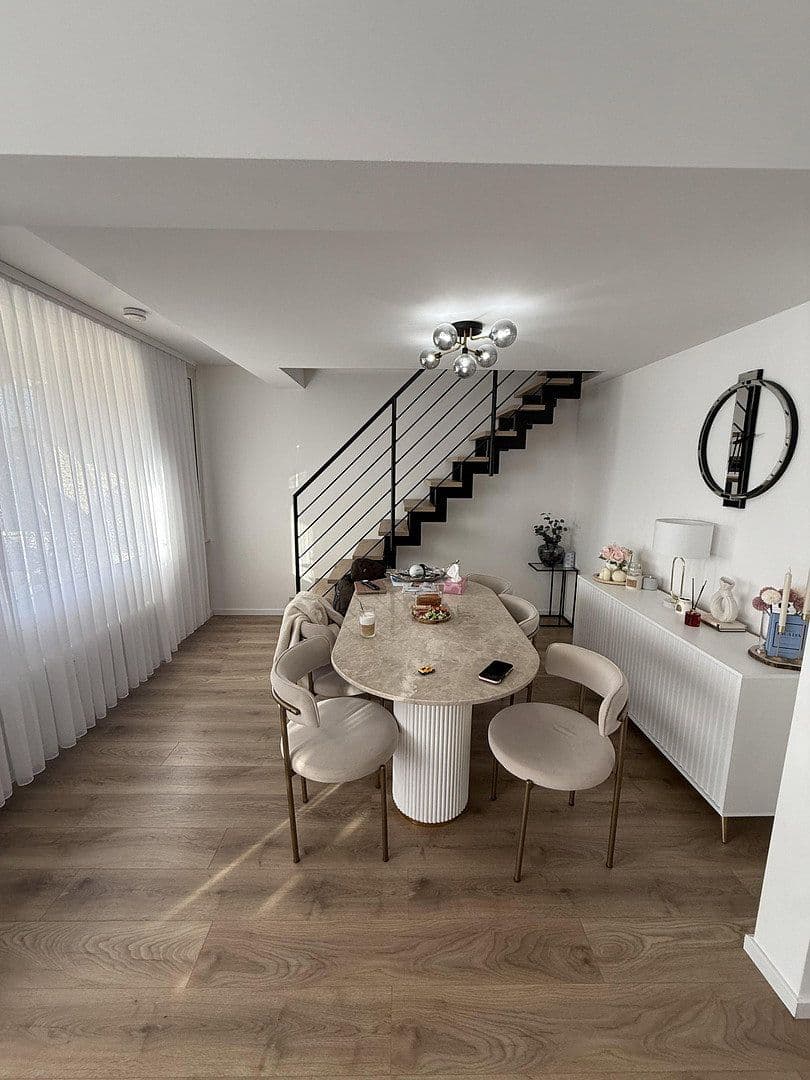 Prenájom bytu 5-izbový 125 m², Nosthoffenstraße 53, Düsseldorf, Severné Porýnie - Westfálsko Prenájom bytu 5-izbový 125 m², Nosthoffenstraße 53, Düsseldorf, Severné Porýnie - Westfálsko