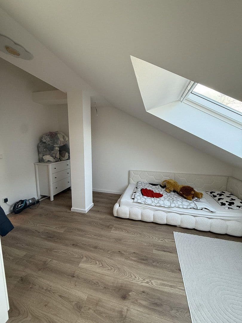 Prenájom bytu 5-izbový 125 m², Nosthoffenstraße 53, Düsseldorf, Severné Porýnie - Westfálsko Prenájom bytu 5-izbový 125 m², Nosthoffenstraße 53, Düsseldorf, Severné Porýnie - Westfálsko