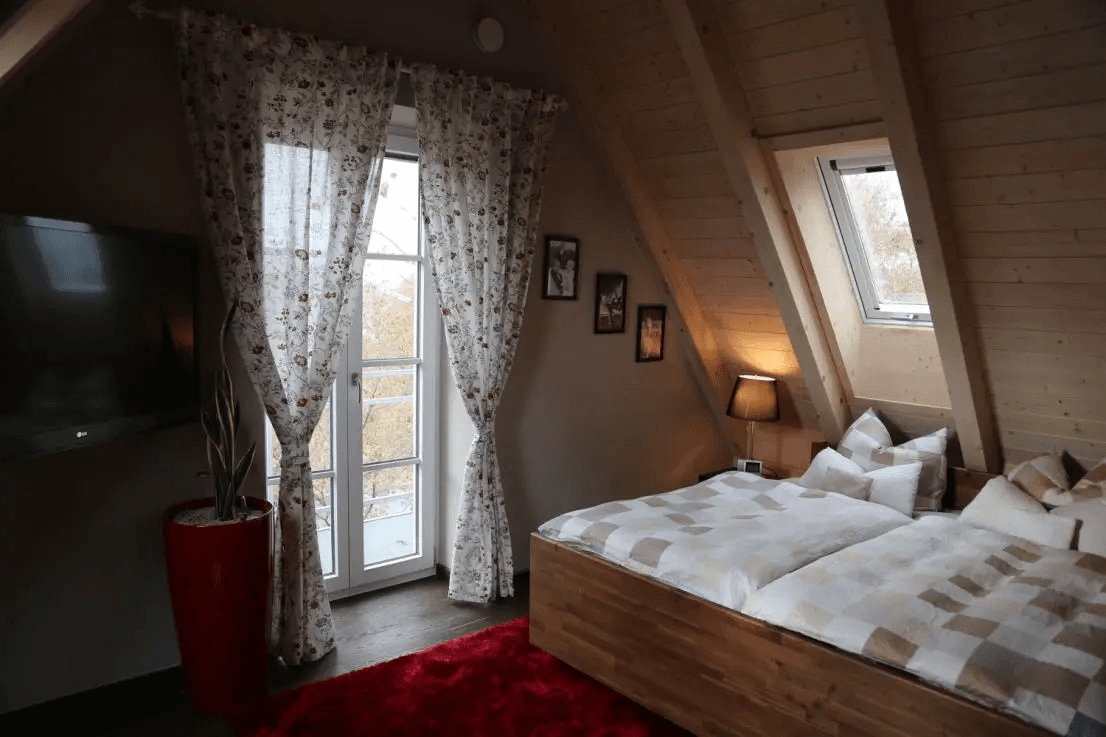 Prenájom bytu 5-izbový 141 m², Sudetendeutsche Straße 31a, München, Bavorsko Prenájom bytu 5-izbový 141 m², Sudetendeutsche Straße 31a, München, Bavorsko