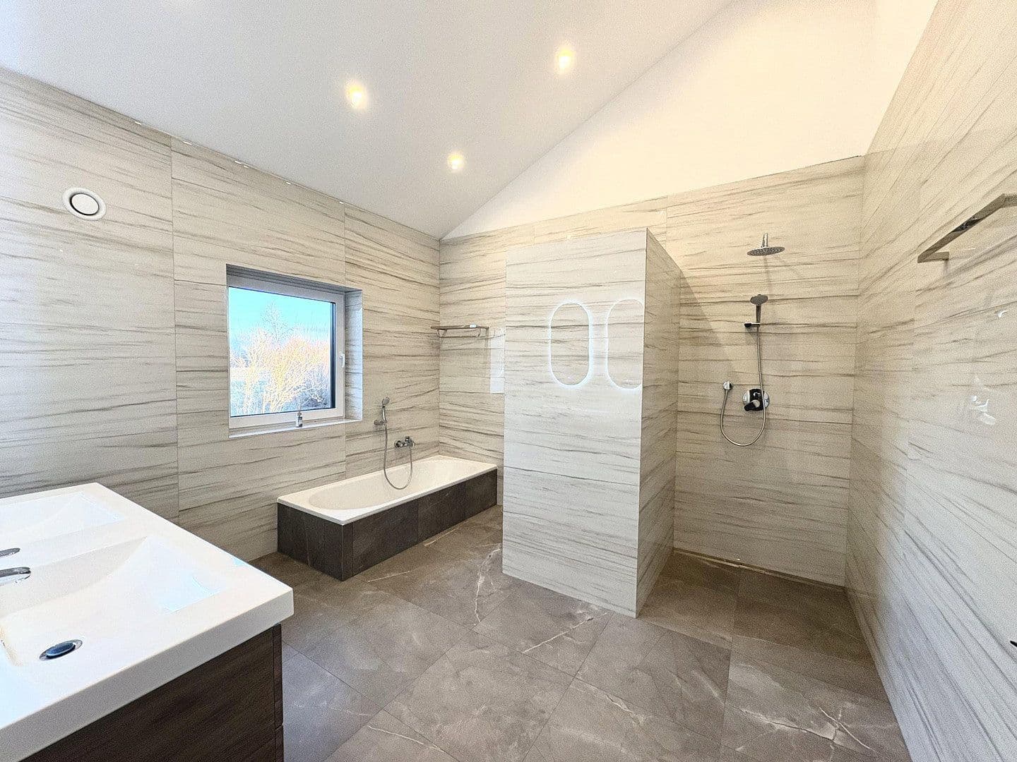 Prenájom bytu 4-izbový 149 m², Dingolfing, Bavorsko Prenájom bytu 4-izbový 149 m², Dingolfing, Bavorsko