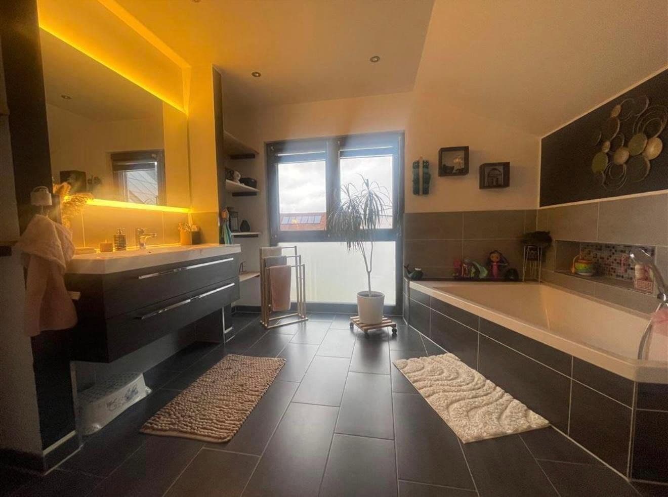 Predaj domu 193 m², pozemek 563 m², Raphaelstraße 1a, Dentlein am Forst, Bavorsko Predaj domu 193 m², pozemek 563 m², Raphaelstraße 1a, Dentlein am Forst, Bavorsko