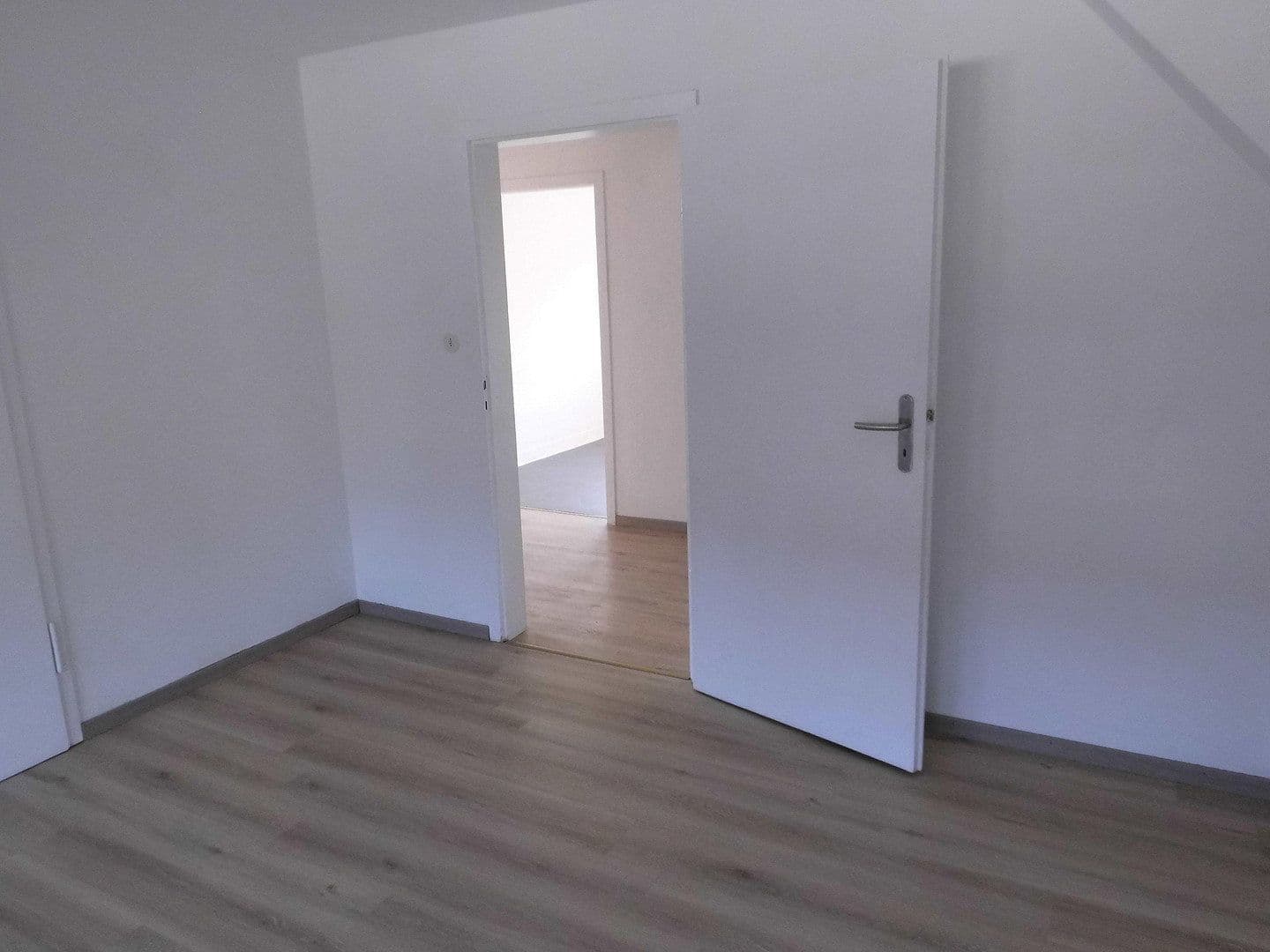 Prenájom bytu 3-izbový 67 m², Stuttgart, Bádensko-Wurttembersko Prenájom bytu 3-izbový 67 m², Stuttgart, Bádensko-Wurttembersko
