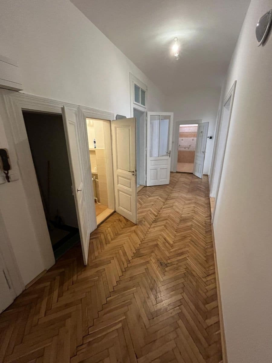 Prenájom bytu 4-izbový 120 m², Náplavní, Praha, Praha Prenájom bytu 4-izbový 120 m², Náplavní, Praha, Praha