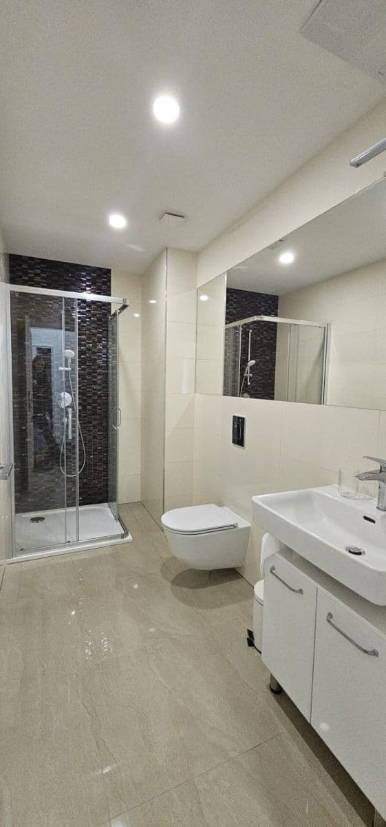 Prenájom bytu 1-izbový 34 m², Washingtonova, Praha, Praha Prenájom bytu 1-izbový 34 m², Washingtonova, Praha, Praha