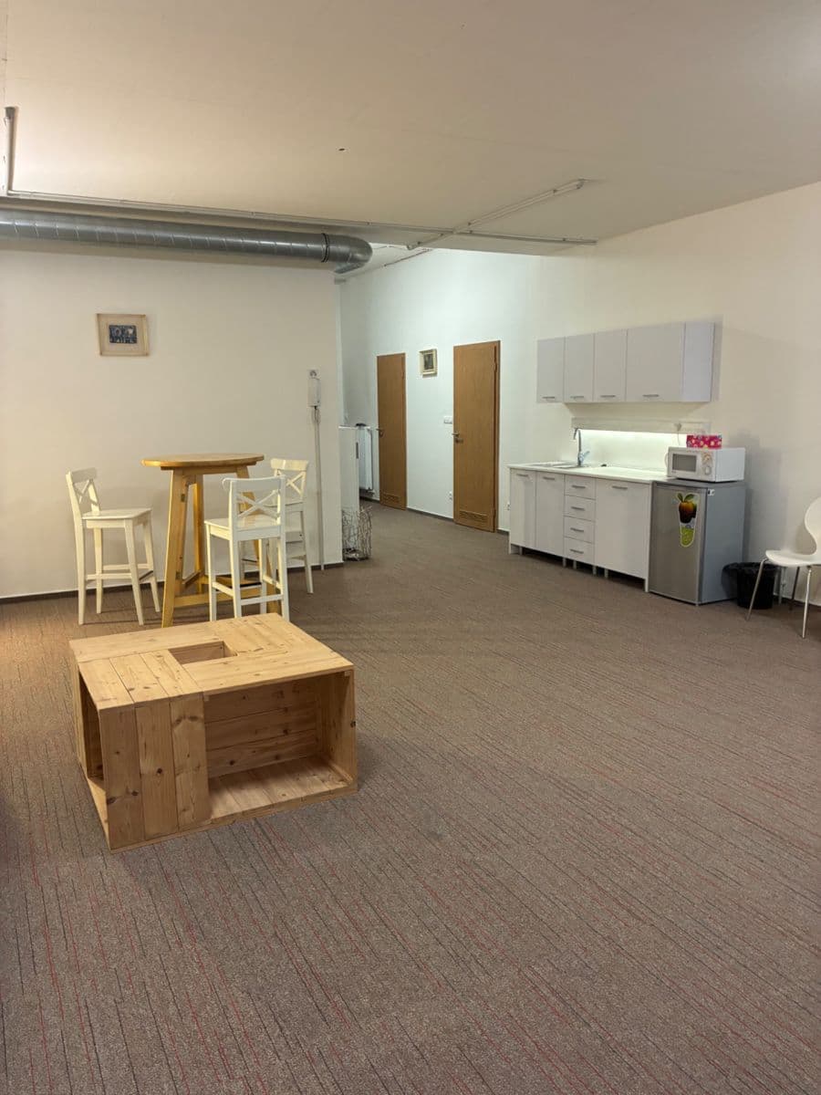 Prenájom bytu 1-izbový 92 m², Pod Dvorem, Praha, Praha Prenájom bytu 1-izbový 92 m², Pod Dvorem, Praha, Praha