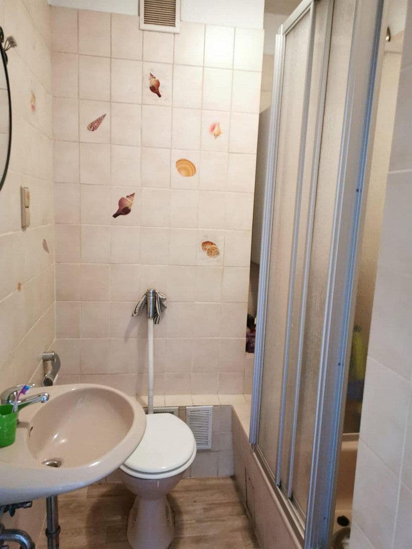 Prenájom bytu 4-izbový 100 m², Gartsträucherstr.113, Duisburg, Severné Porýnie - Westfálsko Prenájom bytu 4-izbový 100 m², Gartsträucherstr.113, Duisburg, Severné Porýnie - Westfálsko