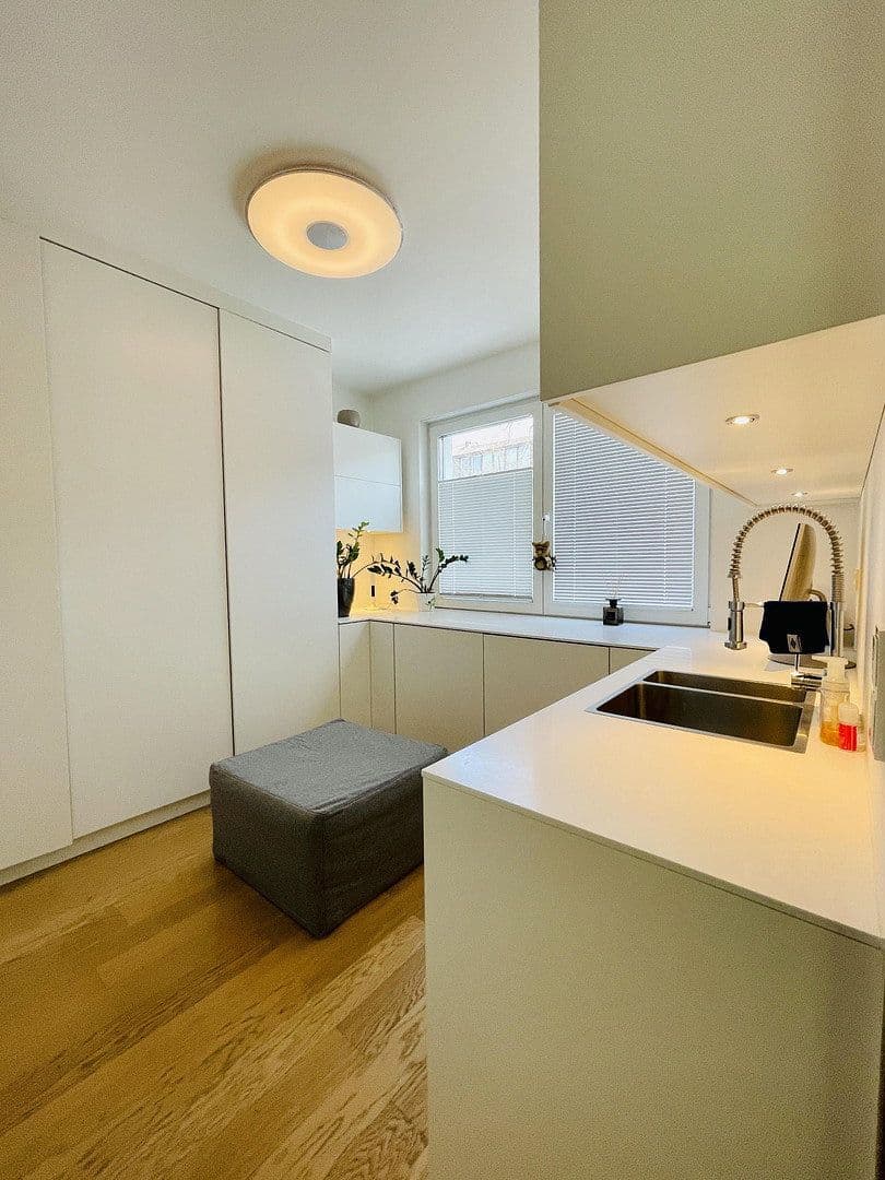 Prenájom bytu 5-izbový 224 m², Düsseldorf, Severné Porýnie - Westfálsko Prenájom bytu 5-izbový 224 m², Düsseldorf, Severné Porýnie - Westfálsko