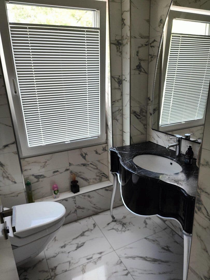 Prenájom bytu 5-izbový 224 m², Düsseldorf, Severné Porýnie - Westfálsko Prenájom bytu 5-izbový 224 m², Düsseldorf, Severné Porýnie - Westfálsko